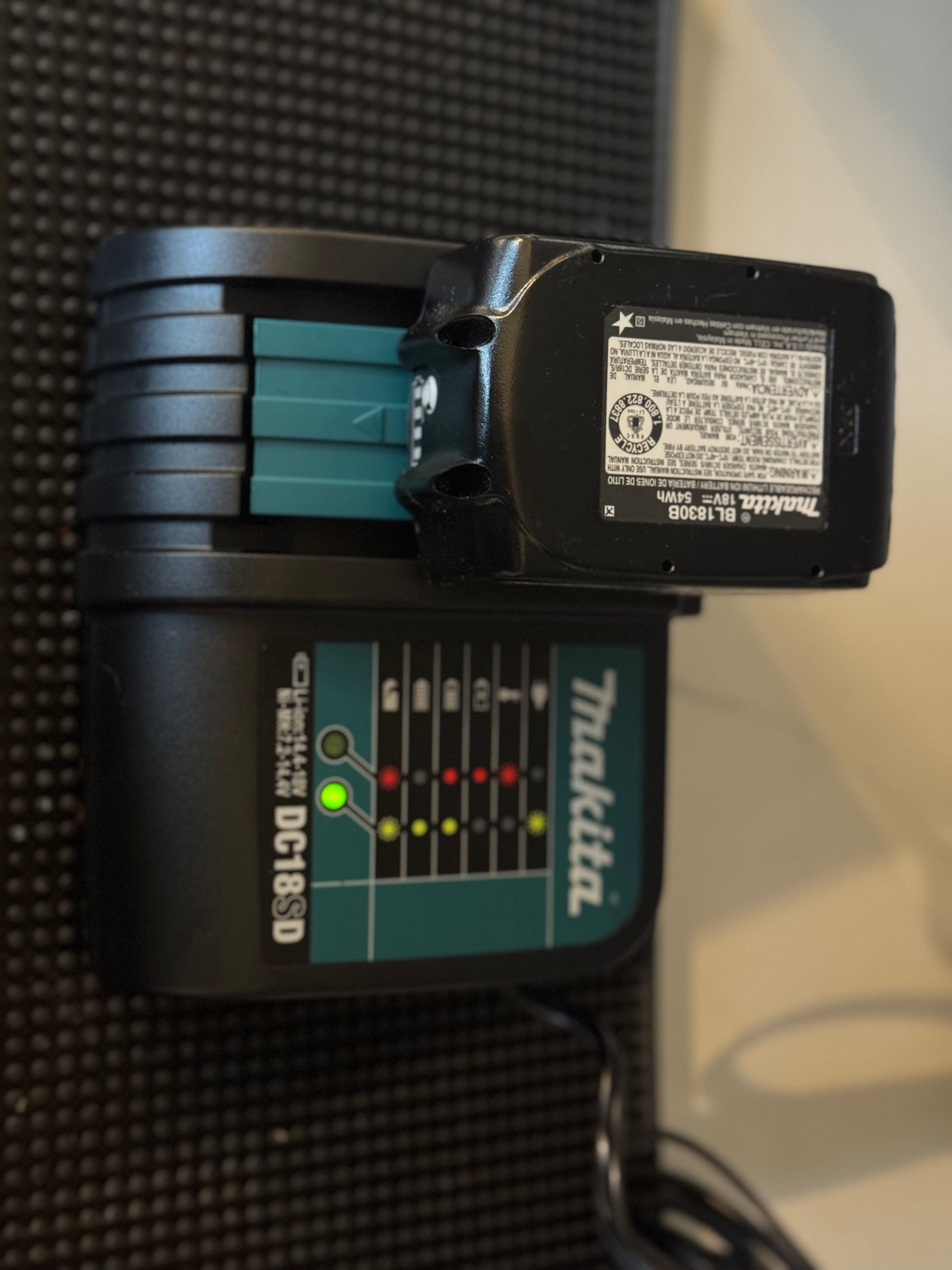 Second Chance Tools Makita XT281S-R 18V LXT Brushless Lithium-Ion 1/2 in. Cordless Drill/ Impact Driver Combo Kit (3 Ah) (Renewed)