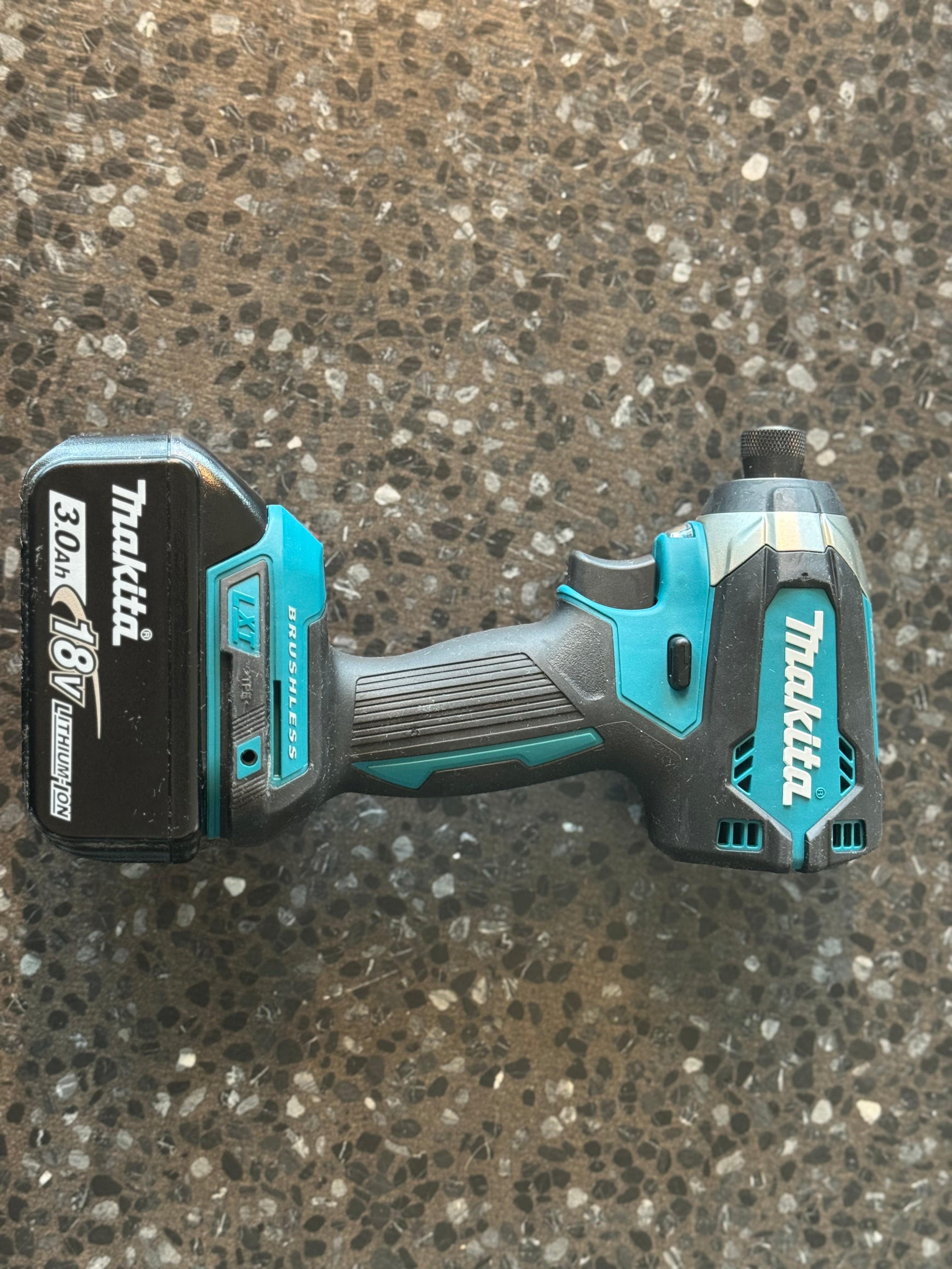 Second Chance Tools Makita XT281S-R 18V LXT Brushless Lithium-Ion 1/2 in. Cordless Drill/ Impact Driver Combo Kit (3 Ah) (Renewed)