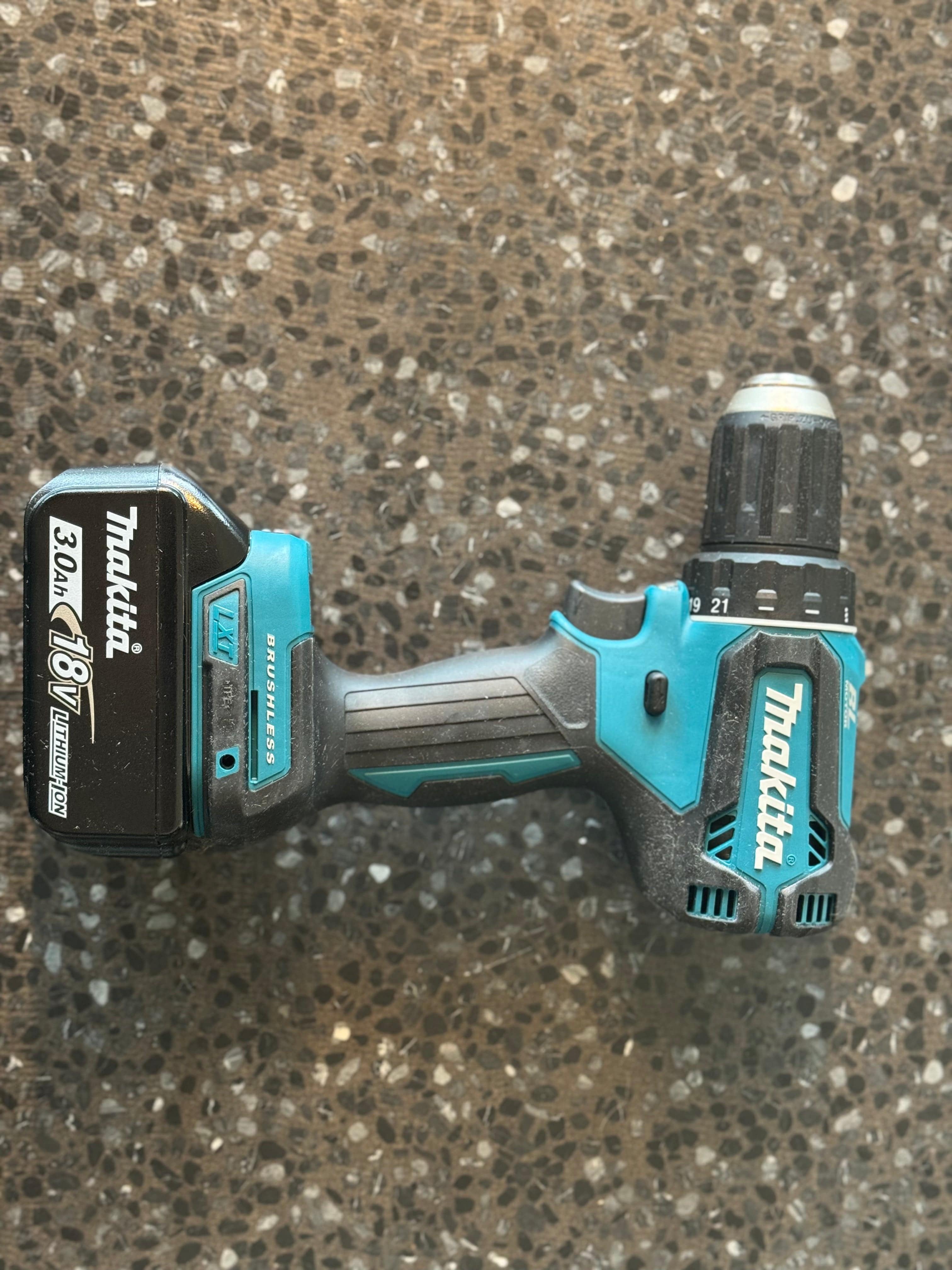 Second Chance Tools Makita XT281S-R 18V LXT Brushless Lithium-Ion 1/2 in. Cordless Drill/ Impact Driver Combo Kit (3 Ah) (Renewed)